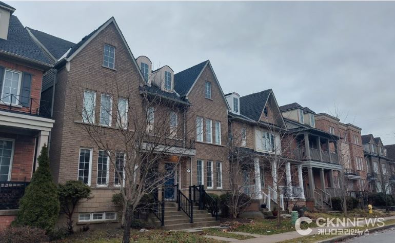 토론토 주택시장 다시 활기 찾나…10월 주택 거래량 급증 - CKNNews 이미지