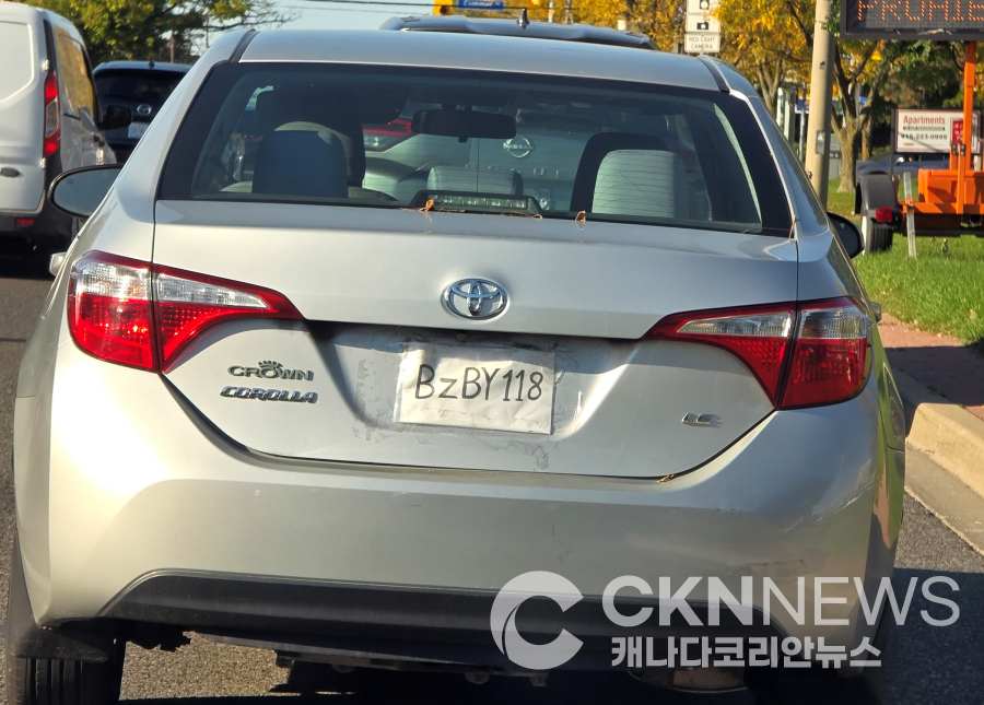 토론토 도로 한복판에 ‘종이 번호판 차량’ 포착[시민 제보] - CKNNews 이미지