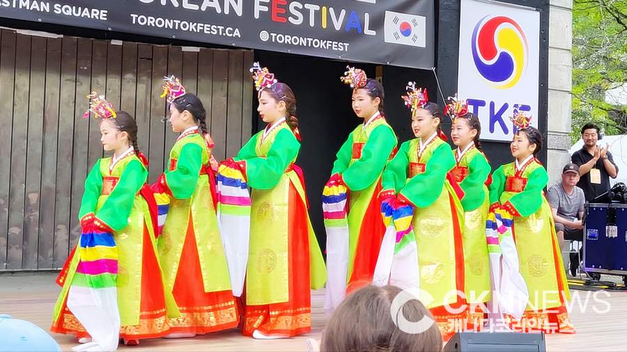 2025 토론토 한인대축제 "청소년 공연, 무대 뜨겁게 달궜다" - CKNNews 이미지