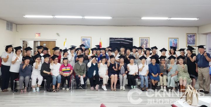 한카시니어협회 열린학당 제2기 종강식 성료 “학사모 쓴 어르신들” - CKNNews 이미지