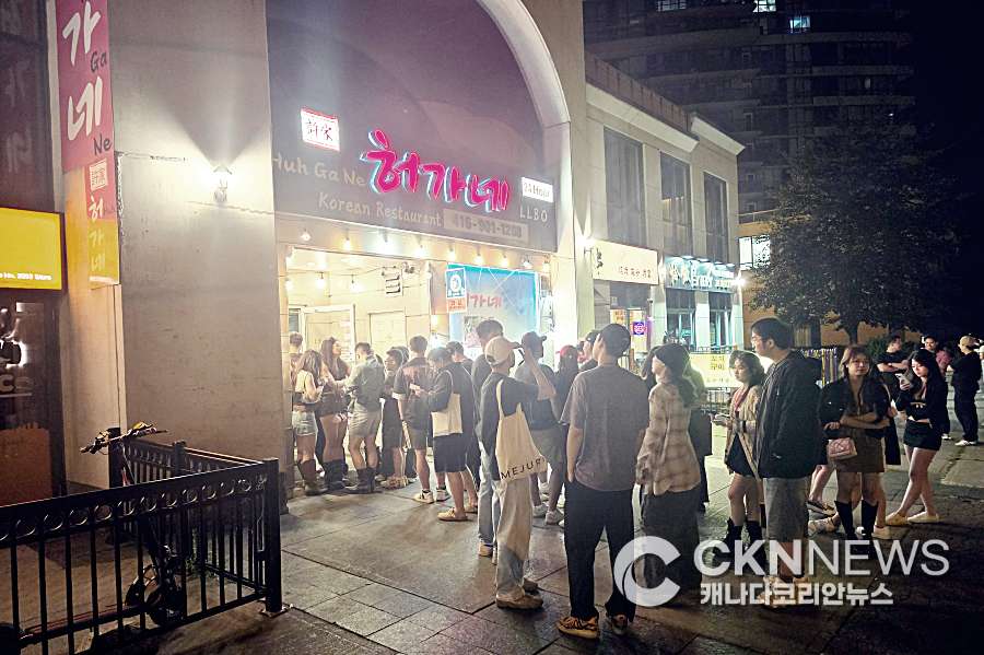 블랙핑크 리사 & 로제, 토론토 공연 후 ‘허가네’ 깜짝 방문 - CKNNews 이미지
